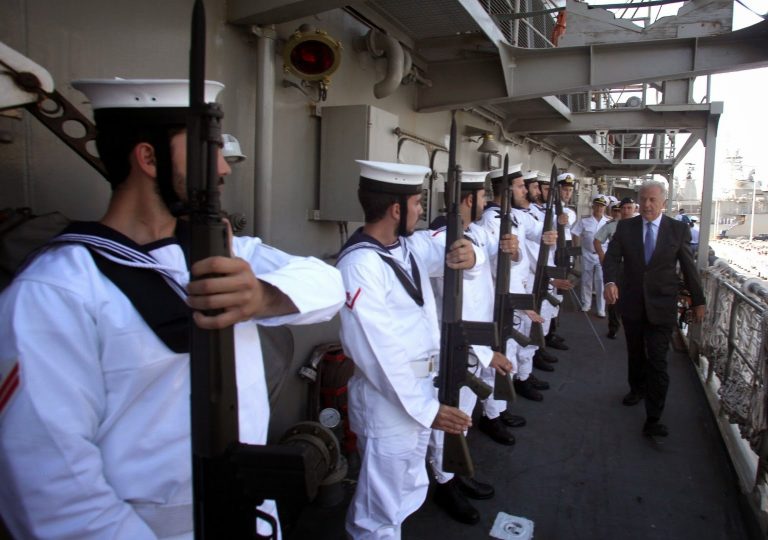 Τίμησαν… τη φρεγάτα ΣΑΛΑΜΙΣ για την επιτυχή επιχείρηση εκκένωσης Ελλήνων και ξένων υπηκόων από την Τρίπολη της Λιβύης