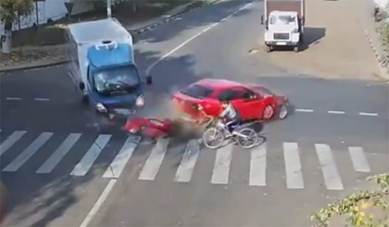 Δείτε τι απέφυγε ο πιο τυχερός ποδηλάτης στον κόσμο (Βίντεο)