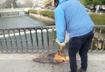 Έκαψε χρήματα πάνω στην κεντρική γέφυρα των Τρικάλων