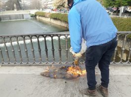 Έκαψε χρήματα πάνω στην κεντρική γέφυρα των Τρικάλων