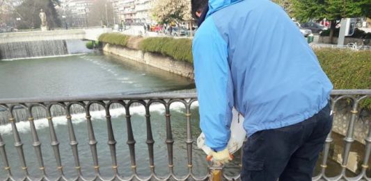 Έκαψε χρήματα πάνω στην κεντρική γέφυρα των Τρικάλων