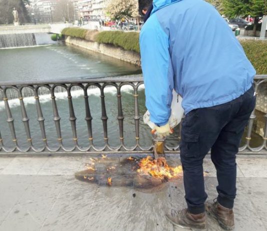 Έκαψε χρήματα πάνω στην κεντρική γέφυρα των Τρικάλων
