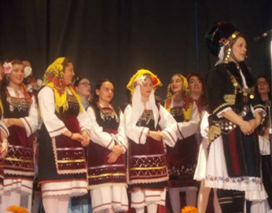 Αναβίωσαν έθιμα του Πάσχα στο Δημοτικό θέατρο Τυρνάβου «ΜΑΞΙΜ»